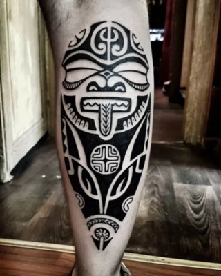  Tatouage maori, polynésien sur le mollet d'un homme